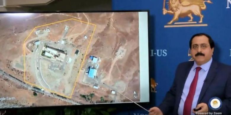 Juru Bicara Dewan Nasional Perlawanan Iran (NCRI), Alireza Jafazadeh, menunjukkan citra satelit yang diklaim sebagai fasilitas nuklir Iran.