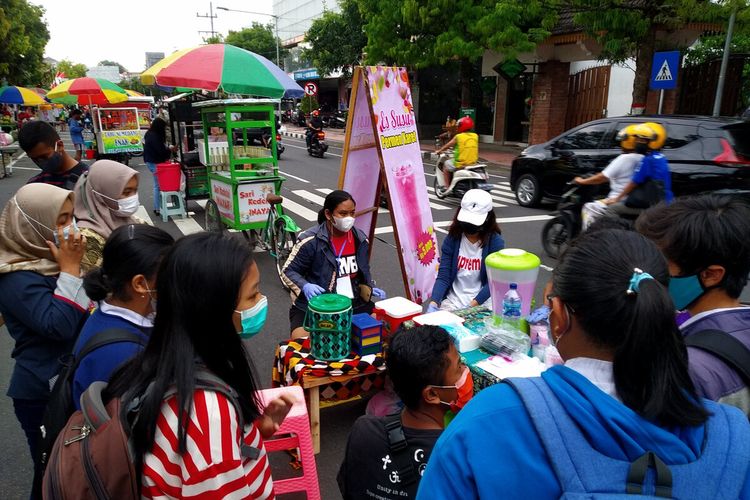 ILUSTRASI. Suasana hari pertama pasar takjil Kota Blitar di Jalan A Yani, Kamis (15/4/2021)