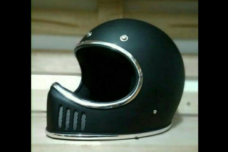 Salah satu helm tak berkaca bergaya retro yang sedang ngetrend belakangan ini.