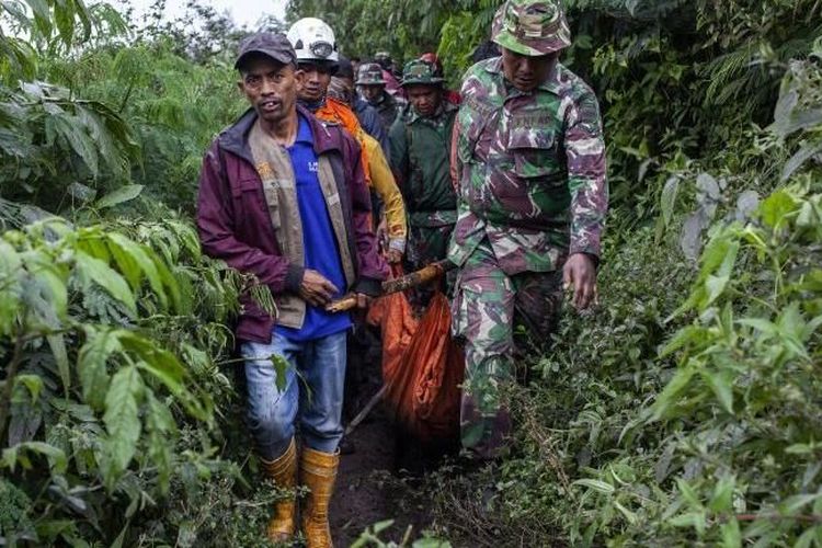 Warga setempat dan aparat terlibat dalam upaya evakuasi korban Gunung Marapi, Sumatra Barat, Selasa (05/12).