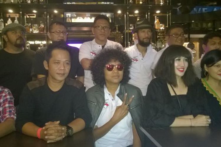 Sejumlah musisi diabadikan usai jumpa pers peluncuran album The Harmony of Ismail Marzuki, di Hard Rock Cafe, Pacific Place, Sudirman, Jakarta Selatan, Selasa (25/8/2015).
