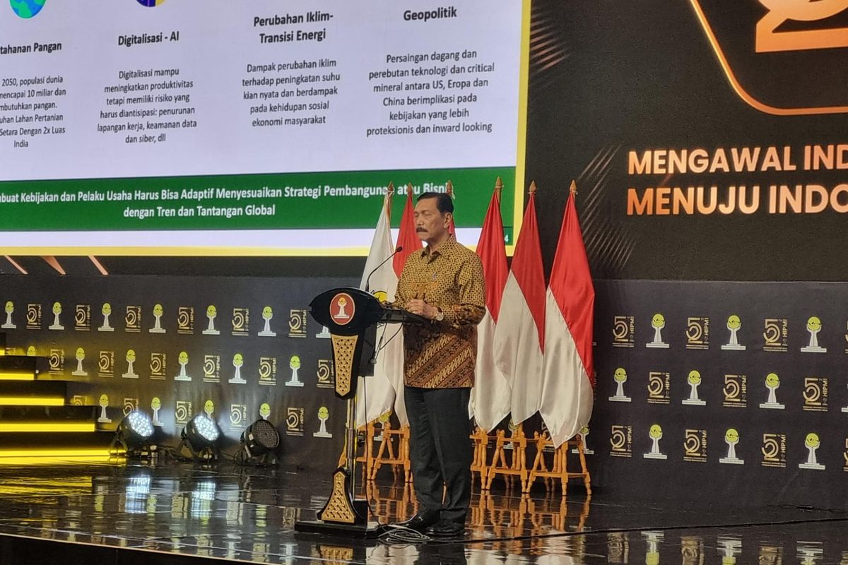  Menteri Koordinator Bidang Kemaritiman dan Investasi (Kemenko Marves) Luhut Binsar Pandjaitan saat menghadiri acara HUT Ke-52 HIPMI di Hotel Fairmont, Jakarta, Senin (10/6/2024).