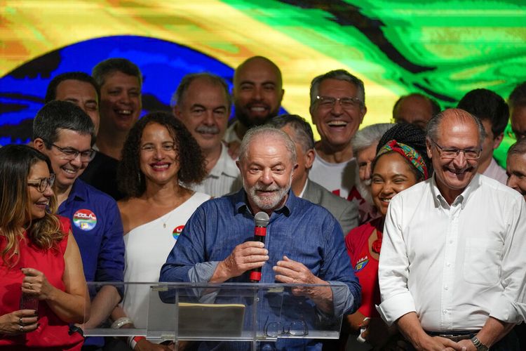 Mantan Presiden Brasil Luiz Inacio Lula da Silva berbicara kepada para pendukung setelah pemungutan suara ditutup dalam pemilihan presiden putaran kedua di Sao Paulo, Brasil, Minggu, 30 Oktober 2022. 