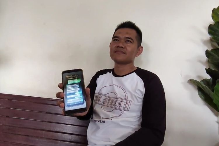 Agus Triatmoko menunjukkan bukti chat wa bukti perselingkuhan bidan dan oknum polisi di Purworejo 