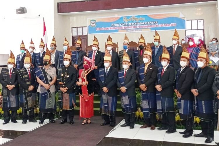 Foto bersama Wali Kota  Hefriansyah, Forkompinda dan Anggota DPRD Pematangsiantar mengenakan Gotong Horja, usai paripurna istimewa HUT Ke-150 Tahun Kota Pematangsiantar di Gedung Harungguon Bolon, Sabtu 24 April 2021.