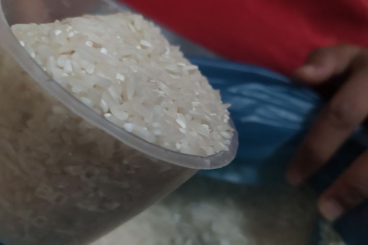 Saat penjual sembako di Palir, Kota Semarang mengambil beras untuk pembeli 