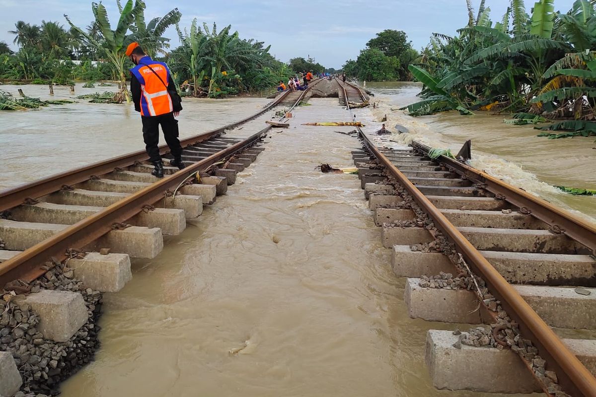 Kondisi ruas rel yang terendam banjir akibat cuaca ekstrim yang mengakibatkan perjalanan kereta api jarak jauh dari Stasiun Gambir dan Stasiun Pasar Senen dibatalkan, Jakarta, Senin (22/2/2021).