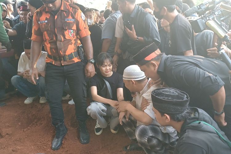 Rina Nose Kuatkan Suami Mpok Alpa di Pemakaman 