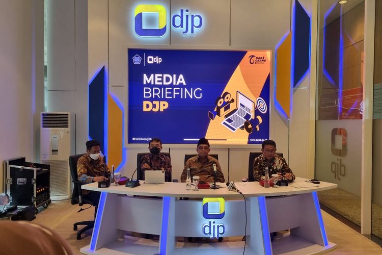 Direktur Jenderal Pajak Suryo Utomo (tengah) saat media briefing di Gedung DJP Jakarta, Selasa (4/10/2022).