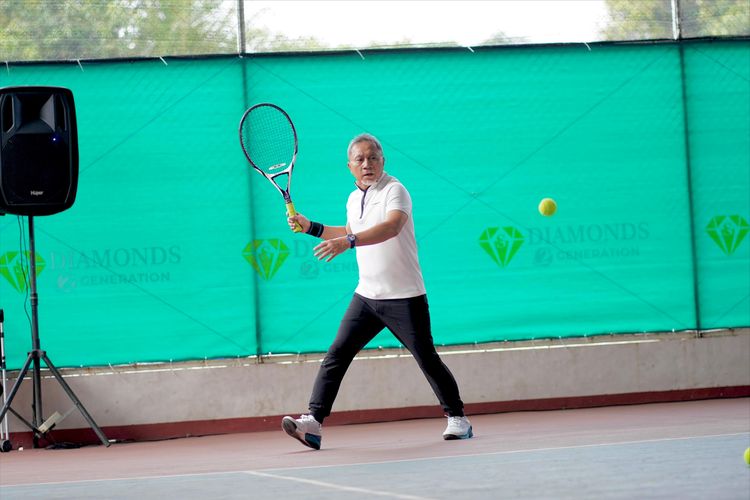 Ketua Umum (Ketum) Partai Amanat Nasional (PAN) Zulkifli Hasan berpartisipasi dalam turnamen tenis santai bertajuk Gila-Gila Tenis, Sabtu (10/8/2024).