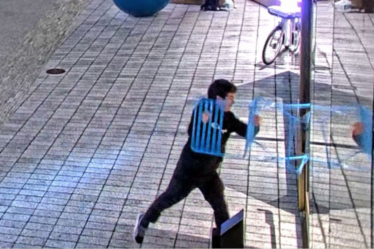 Dokumentasi rekaman CCTV yang berusaha masuk ke kantor OpenAI dengan mencoba merusak pintu kaca.