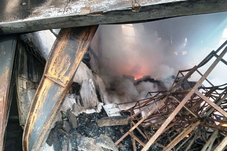 Kondisi api masih menyala di dalam bangunan toko matrial di Kabupaten Cianjur, Jawa Barat, Rabu (17/1/2024) pagi.