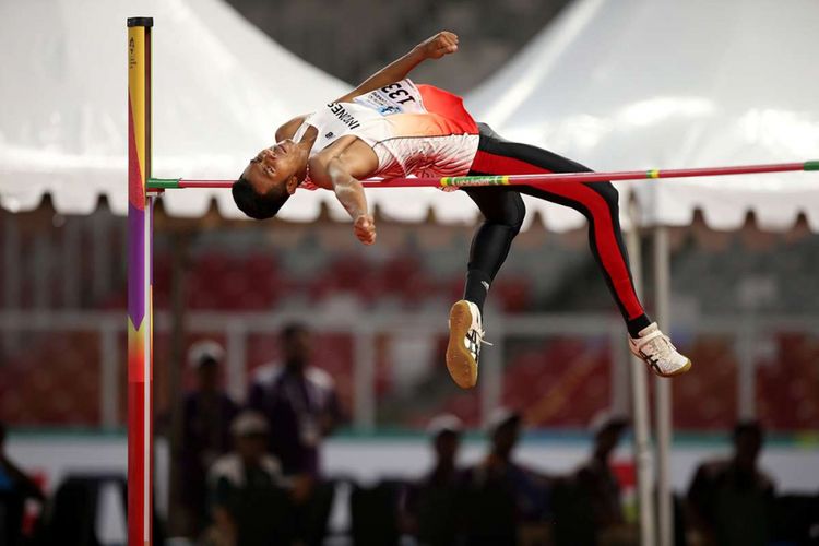 Atlet lompat tinggi Indonesia Rizky Ghusyafa Pratama melakukan lompatan saat final 18th Asian Games Invitation Tournament di Stadion Utama Gelora Bung Karno, Senayan, Minggu (11/2/2018). Ia gagal meraih medali emas.