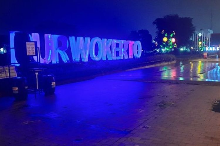 Suasana malam di Komplek Alun alun dan GOR Satria Purwokerto, Kabupaten Banyumas,Jawa Tengah pada Sabtu malam (4/4) setelah diberlakukan jam malam.