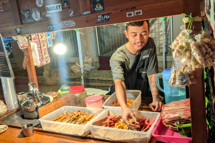 Tino, pemuda yang pertama kali menolong korban penculikan di Jalan Veteran Kota Kediri, Jawa Timur, saat ditemui di tempat kerjanya sebagai penjaga angkringan, Minggu (4/8/2024).