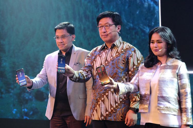 (ki-ka) Head of Product Marketing IT & Mobile Samsung Electronics Indonesia, Denny Galant; President Samsung Electronics Indonesia, Jaehoon Kwon; dan Marketing Director IT & Mobile Samsung Electronic Indonesia, Vebbyna Kaunang memamerkan Galaxy S8 dalam acara peluncuran di Jakarta, Selasa (2/5/2017).