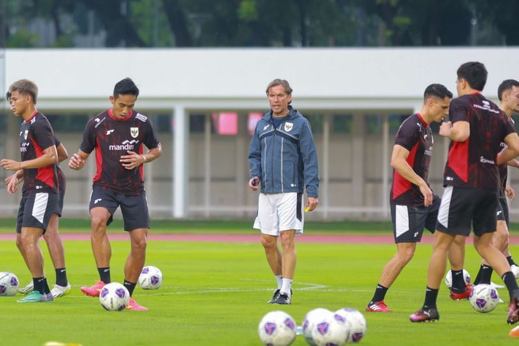 Alex Pastoor (tengah) mengawasi sesi latihan timnas Indonesia jelang pertandingan Kualifikasi Piala Dunia 2026 di Stadion Madya, Gelora Bung Karno, Senayan, Minggu (22/3/2025). Indonesia akan menghadapi Bahrain dalam laga putaran ketiga Kualifikasi Piala Dunia 2026, di Stadion Utama Gelora Bung Karno, pada Selasa (25/3/2025).