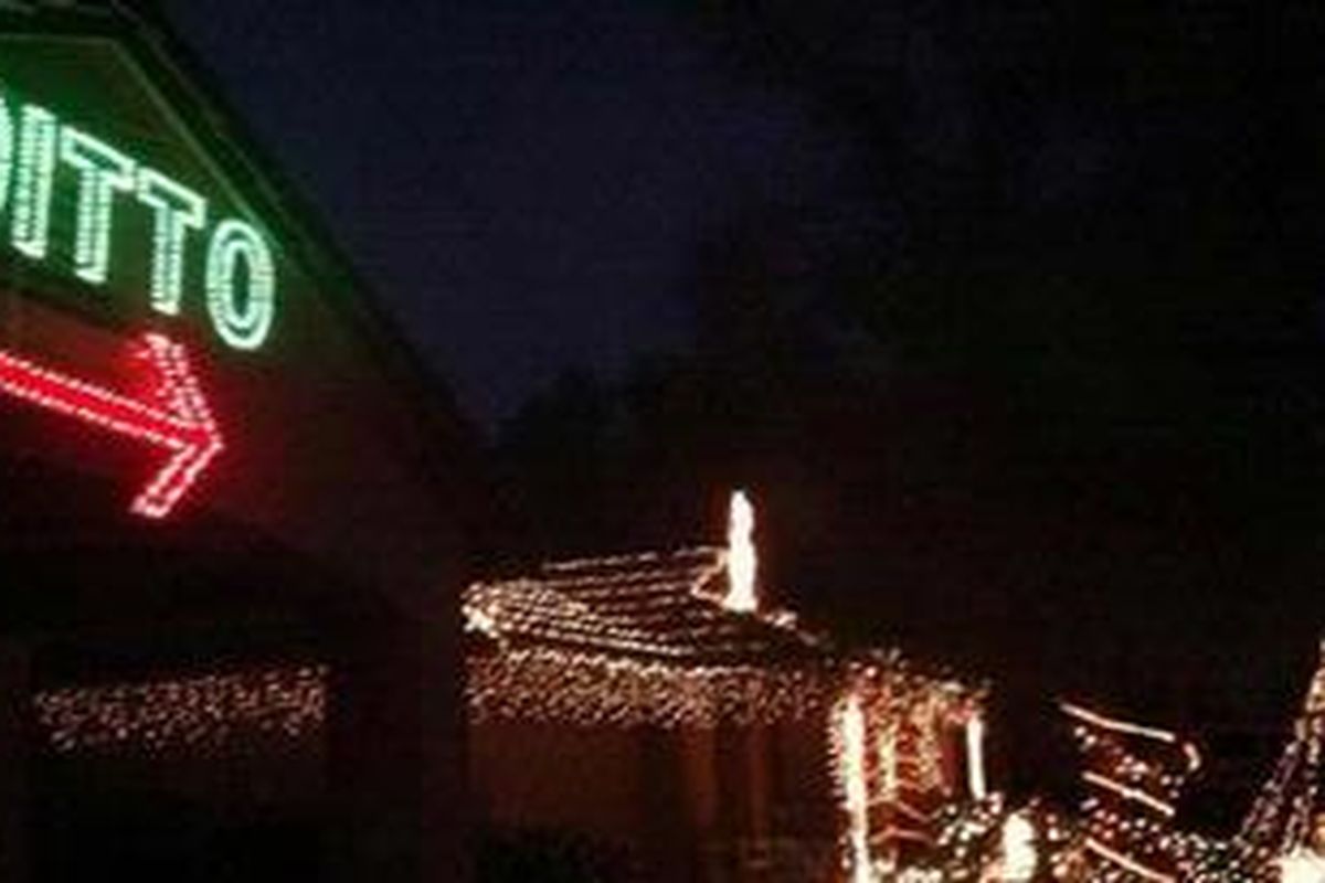 Aksi Green ini mengundang senyum siapa pun yang melintasi rumah mereka. Betapa tidak. Arti kata ditto sama dengan idem. Sementara panah di bawah kata ditto menunjuk pada rumah milik Cyr yang penuh dengan lampu.