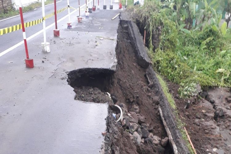 Talud pemanen di Jalan Raya Gayamrit - Kebonarum Dukuh Mlarang RT 002, RW 005, Desa Ngglinggi, Kecamatan Klaten Selatan, Klaten, Jawa Tengah, longsor.