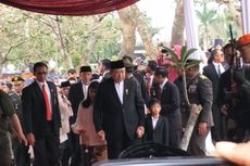Menuju Lokasi Pemakaman Ani Yudhoyono, SBY Digandeng Dua Cucunya