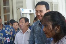 Ahok Terima Bunga dari Anak Korban Dugaan Malapraktik