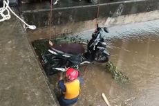 Selami Arus Deras, Petugas Damkar Evakuasi Motor yang Jatuh ke Cengkareng Drain