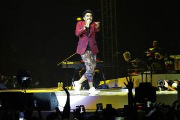 Glenn Fredly menyajikan lagu-lagunya dalam konser besarnya yang berjudul Menanti Arah di Istora Senayan, Jakarta Pusat, Sabtu (17/10/2015).