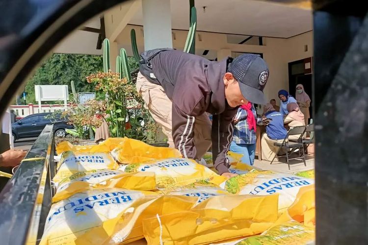 Stok beras di Kabupaten Semarang surplus 10.000 ton sehingga masyarakat dilarang melakukan penimbunan.