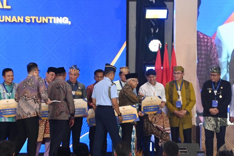 Bupati Trenggalek menerima penghargaan intensif fiskal penurunan stunting dari Wapres RI Ma'ruf Amin, di jakarta, Rabu (4/9/2024). 