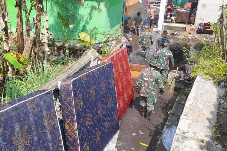 Pengungsi korban banjir di Kelurahan Sulanagara, Kecamatan Purbaratu Kota Tasikmalaya, Jawa Barat, terpaksa sahur di madrasah dan masjid tempar mengungsi darurat karena rumah dan perabotan dapurnya masih digenangi air dan khawatir banjir susulan, Sabtu (16/4/2022) dini hari.