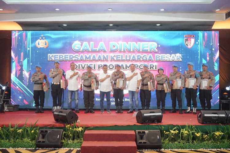 Kepala Divisi (Kadiv) Propam Polri, Irjen Syahardiantono dan jajaran saat acara family gathering Propam Polri di Puncak Bogor, Jawa Barat, Jumat (6/10/2023).