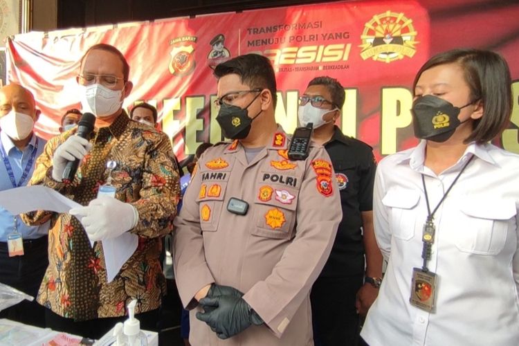 Kepala Cabang Bank Indonesia wilayah III Cirebon, Hestu Wibowo, memberikan hasil temuan uang palsu sepanjang Januari hingga Juni 2022, di tengah aktivitas gelar perkara ungkap uang palsu Polres Cirebon Kota, Selasa (27/6/2022).