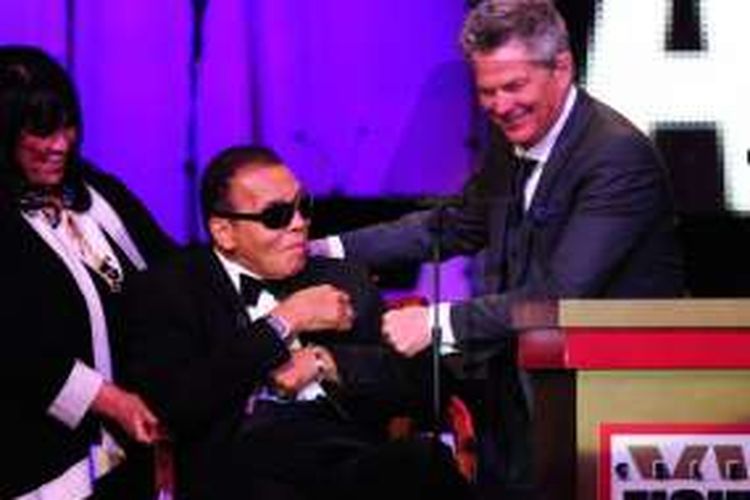 Muhammad Ali dan David Foster pada acara penggalangan dana untuk pengidap parkinson pada Maret 2012 di Phoenix, Arizona. 