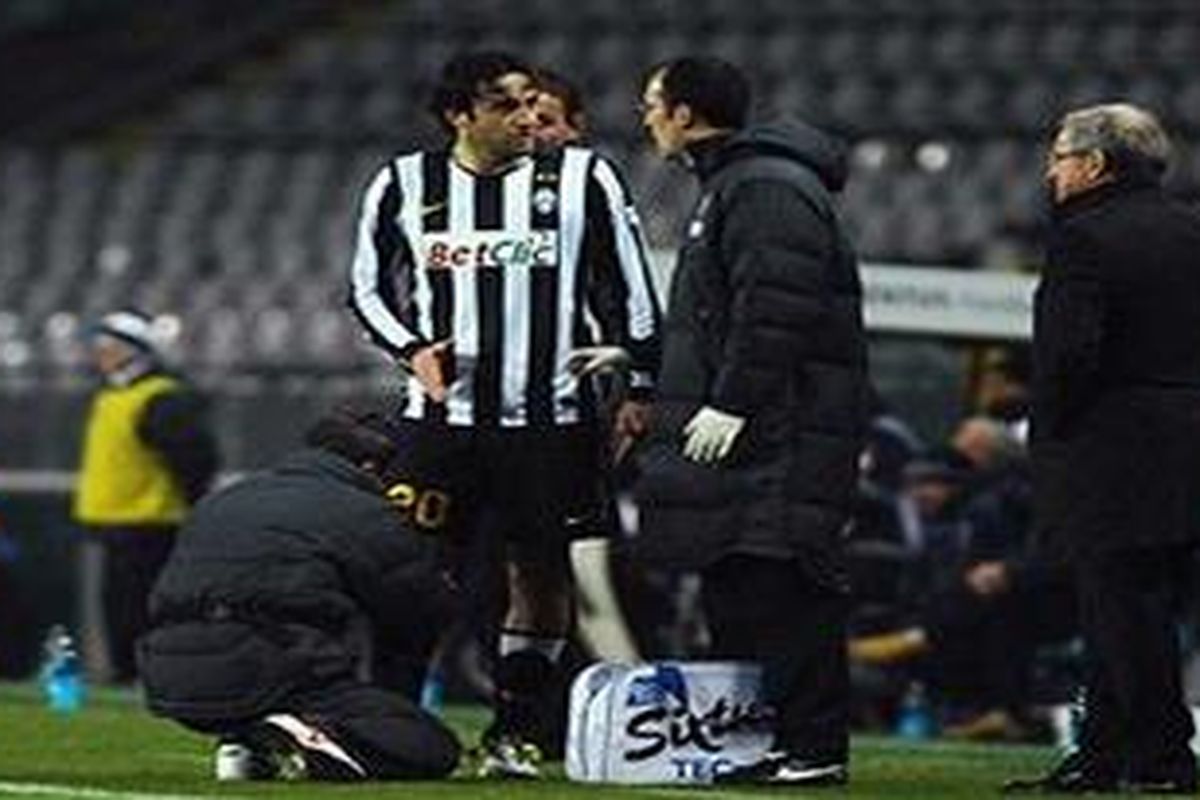 Luca Toni mendapat perawatan karena cedera saat membela Juventus lawan Catania di Coppa Italia, Kamis atau Jumat (14/1/2011).