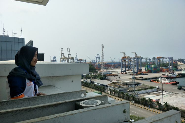 Pengunjung berfoto di salah satu sisi Museum Maritim, Tanjung Priok, Jakarta Utara, Selasa (8/1/2019).