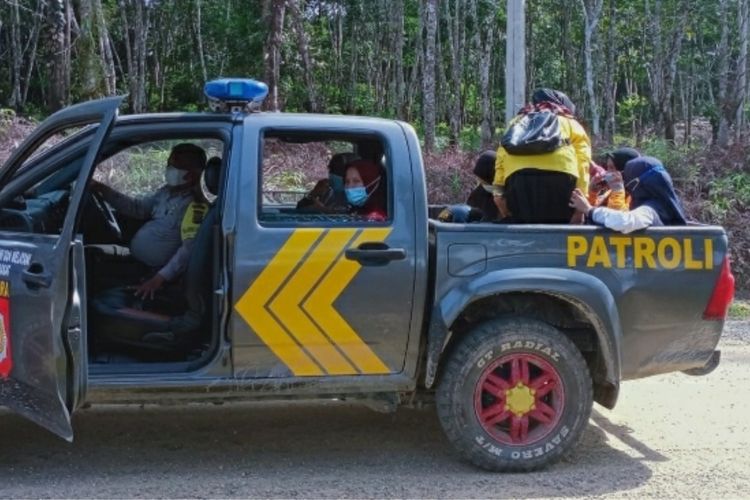 Bhabinkamtibmas Bripka Jansen Hutabarat saat membawa petugas medis untuk vaksinasi warga pedalaman Suku Talang Mamak di Desa Talang Pring, Kecamatan Rakit Kulim, Kabupaten Indragiri Hulu (Inhu), Riau, Jumat (17/9/2021).