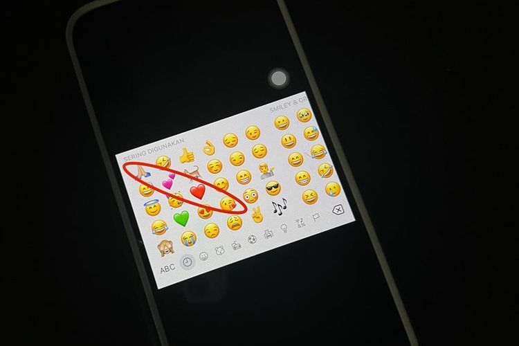 Tampilan kombinasi emoji untuk ramal kondisi 2023 yang ramai dibagikan di Twitter.