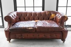 6 Hal yang Menyebabkan Sofa Cepat Rusak, Jangan Dilakukan