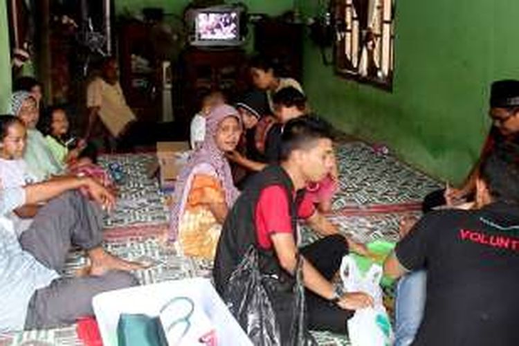 Puluhan korban banjir warga Desa Cot Amun, Kecamatan Samatiga, Aceh Barat, mengantre pengobatan gratis dari relawan kesehatan Dompet Dhuafa di rumah kepala desa setempat, Senin (29/8/2016).