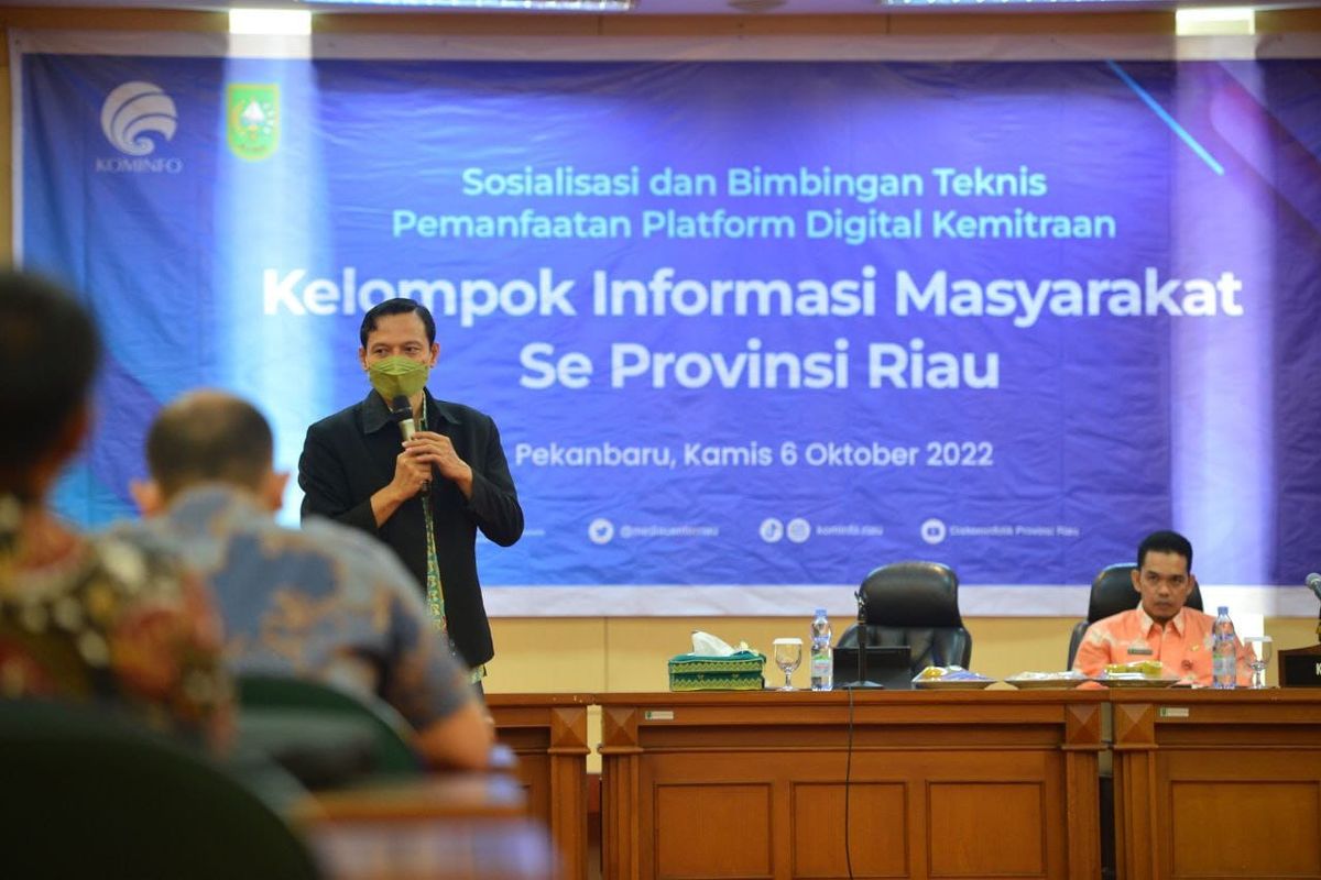 Direktur Tata Kelola dan Kemitraan Komunikasi Publik, Ditjen IKP, Kementerin Kominfo, Hasyim Gautama menjadi narasumber pada kegiatan sosialisasi dan bimtek pemanfaatan platform digital kemitraan KIM di Ruang Melati Kantor Gubernur Riau, Kamis (6/10/2022).
