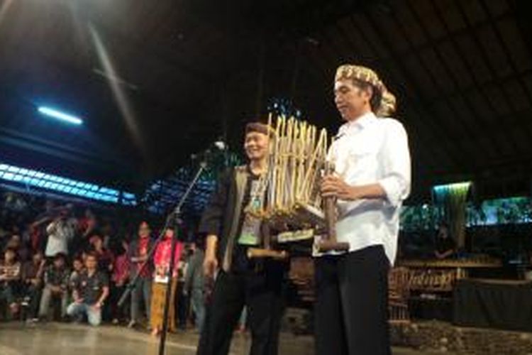 Capres Joko Widodo saat datang ke Saung Angklung Mang Udjo, di Bandung, Jawa Barat, Sabtu (12/7/2014).