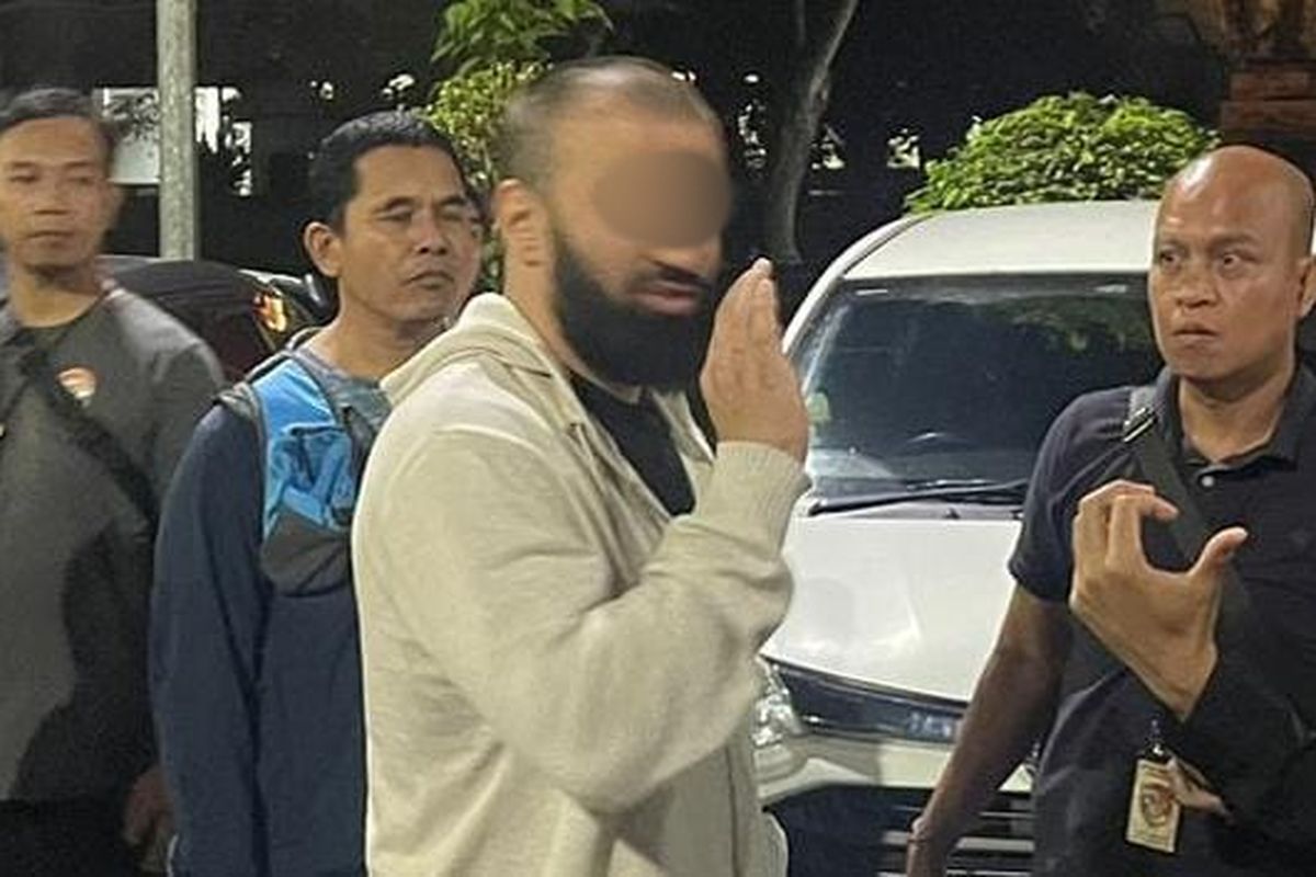 KA (30), warga negara Rusia terduga pelaku perampokan WN Ukraina saat ditangkap di Bandara Internasional I Gusti Ngurah Rai, Badung, Bali, Kamis (30/1/2025).