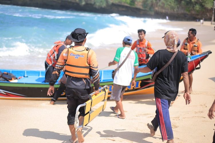 3 Wisatawan Terseret Ombak di Pantai Ngrumput Gunungkidul, 2 Selamat dan 1 Dirawat