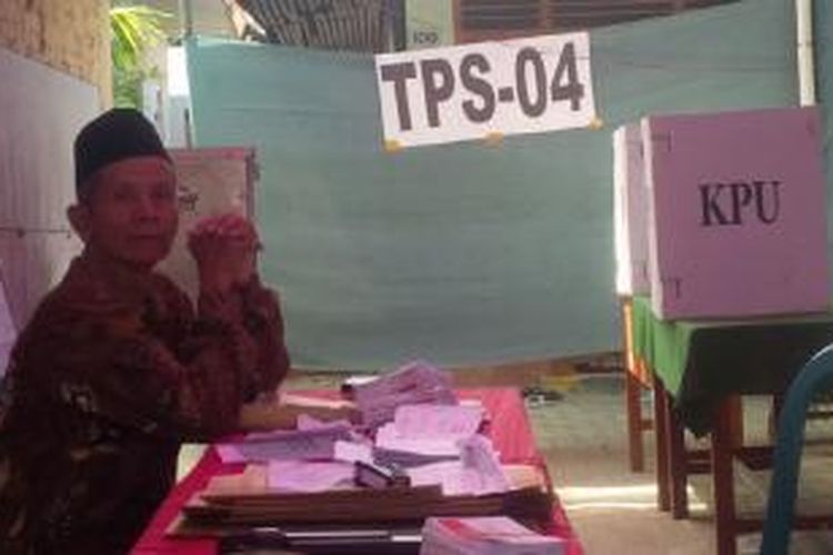 TPS 04 kelurahan Parteker Pamekasan, berpindah alamat sehingga membuat pemilih kebingungan.