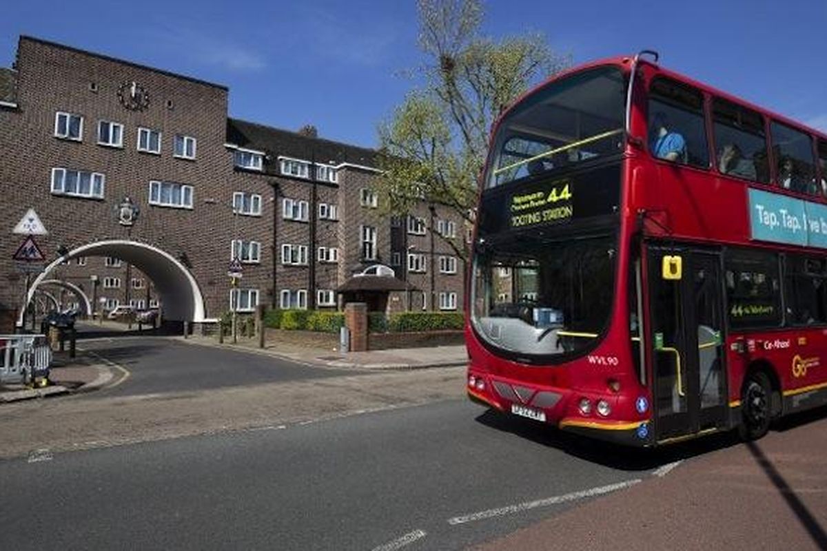 Sebuah bus khas London melintas di Henry Prince Estate di London Selatan, Jumat (5/5/2016). Di tempat inilah Wali Kota London yang baru Sadiq Khan tinggal saat kanak-kanak. Khan adalah anak dari seorang sopir bus London yang menjadi Muslim pertama yang bisa menduduki jabatan wali kota di ibu kota negara-negara Eropa. 