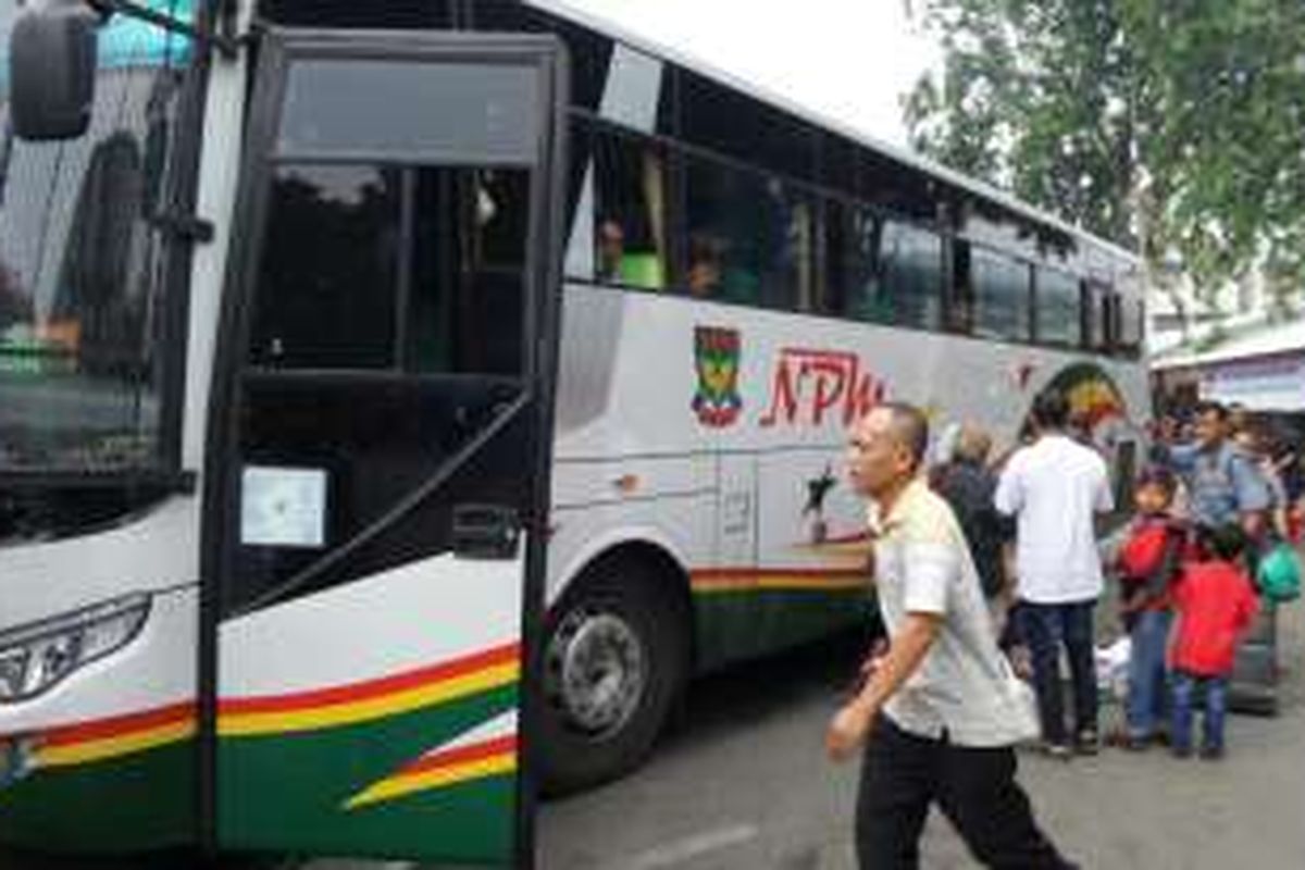 Suasana di Terminal Kalideres, Jakarta Barat, Minggu (10/7/2016). Arus balik Lebaran di Terminal Kalideres diprediksi terjadi hari ini.