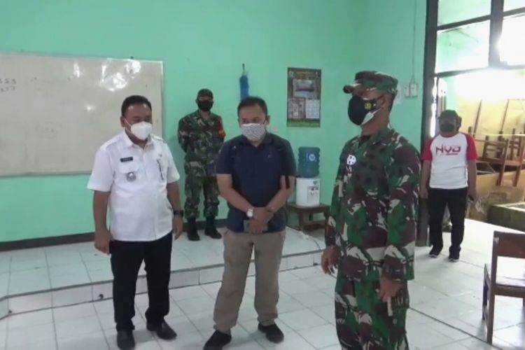 Koordinator Isoter Kabupaten Jombang, Dandim 0814/Jombang Letkol Inf Triyono, meninjau Rumah Sehat SMPN 1 Mojowarno. Rumah sehat itu merupakan 1 dari 23 rumah Isolasi Terpusat untuk pasien Covid-19, di Kabupaten Jombang, Jawa Timur.