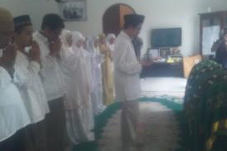 Khofifah dan keluarga melaksanakan shalat jenazah untuk Ir Indar Parawansa di kediaman keluarga di Surabaya, Kamis 916/1/2014).