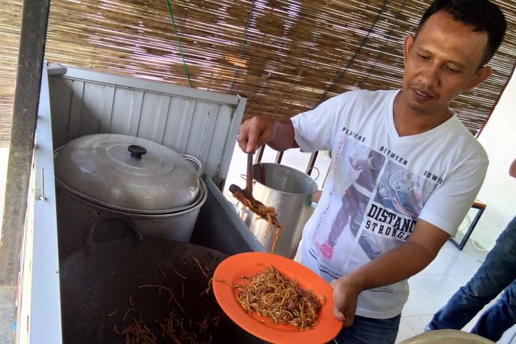 Fajri, sedang memasak mi udang di Droyal Coffee, Kota Lhokseumawe, Aceh, Kamis (14/12/2017).