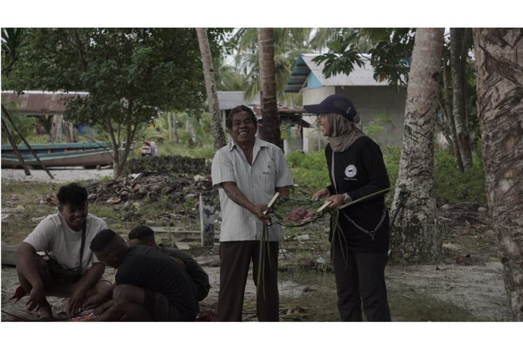 Kolaborasi dengan Mimi Campervan, Tebar Hewan Kurban (THK) Dompet Dhuafa hadirkan kebahagiaan melalui berkah daging kurban bagi masyarakat Desa Ohoidertawun, Kei Kecil, Maluku Tenggara pada Idul Adha 1445H.